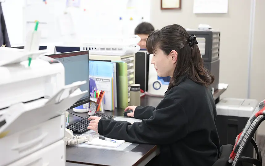 出庫指示書の出力作業の様子