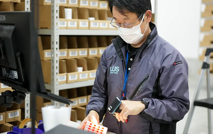 ピッキング用自動搬送システム「ツインピック」を用いた入庫作業の様子