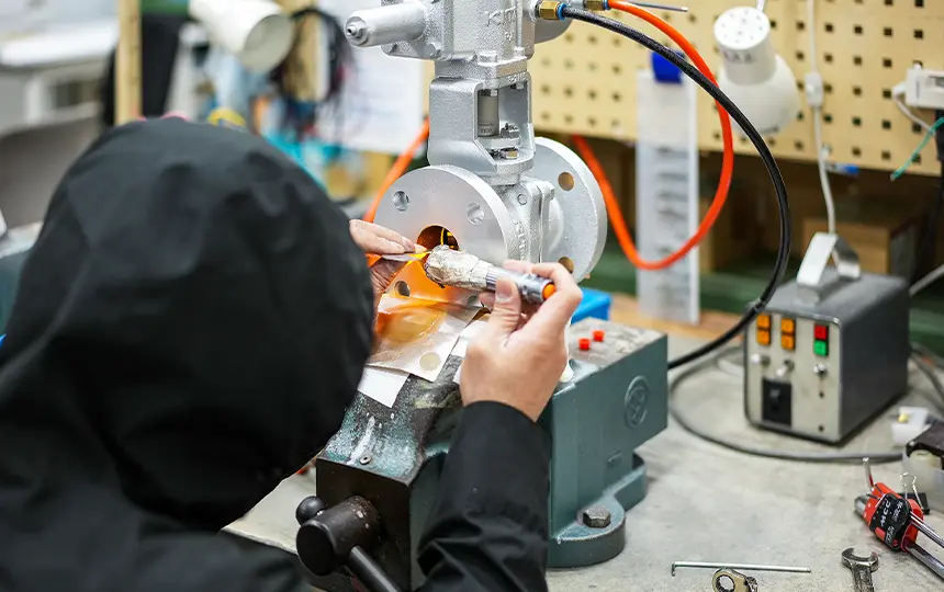 プラス ロジスティクスの物流センターで行っているバルブの加工作業