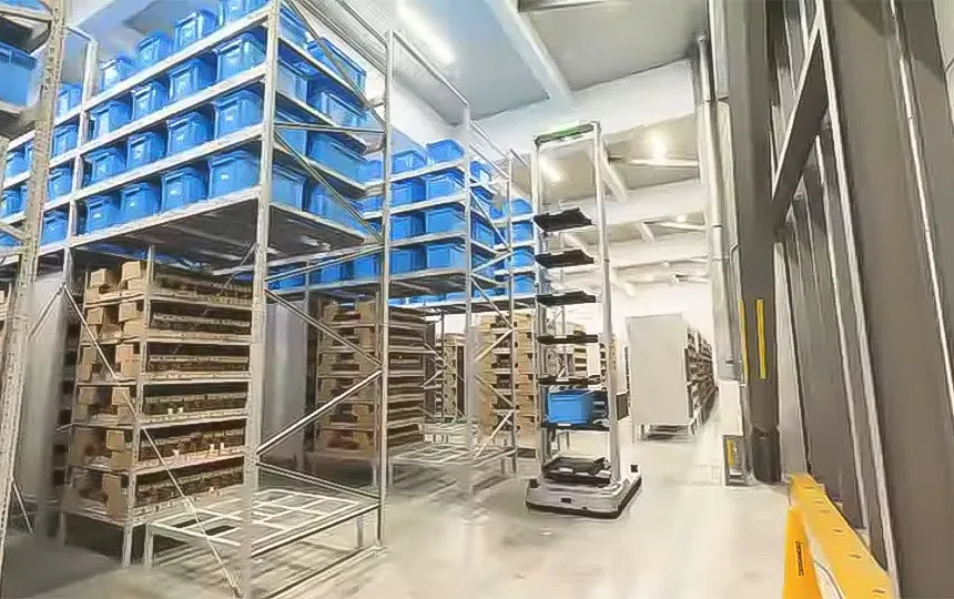 国内初!高・低層棚共にOKの自動搬送ピッキングロボ